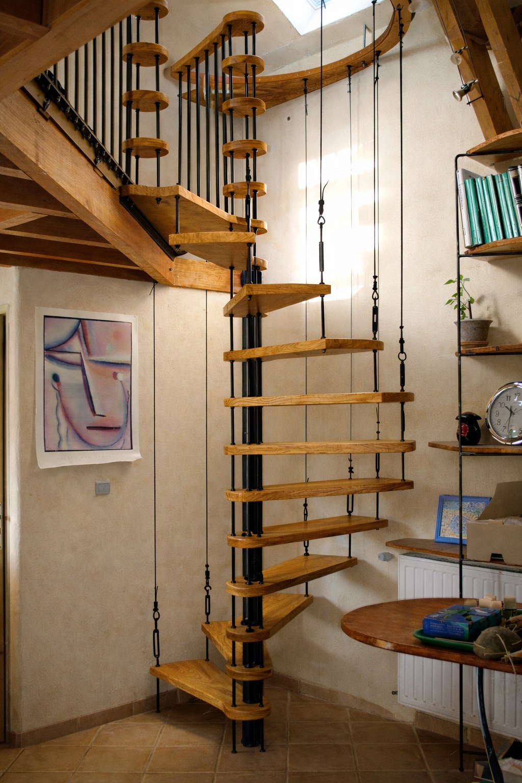 Escalier hélicoïdal sur mesure en chêne massif et métal forgé noir, marches suspendues par chaînes, réalisé par Art-Mur Design — ferronnier artisan en Ille-et-Vilaine, Bretagne