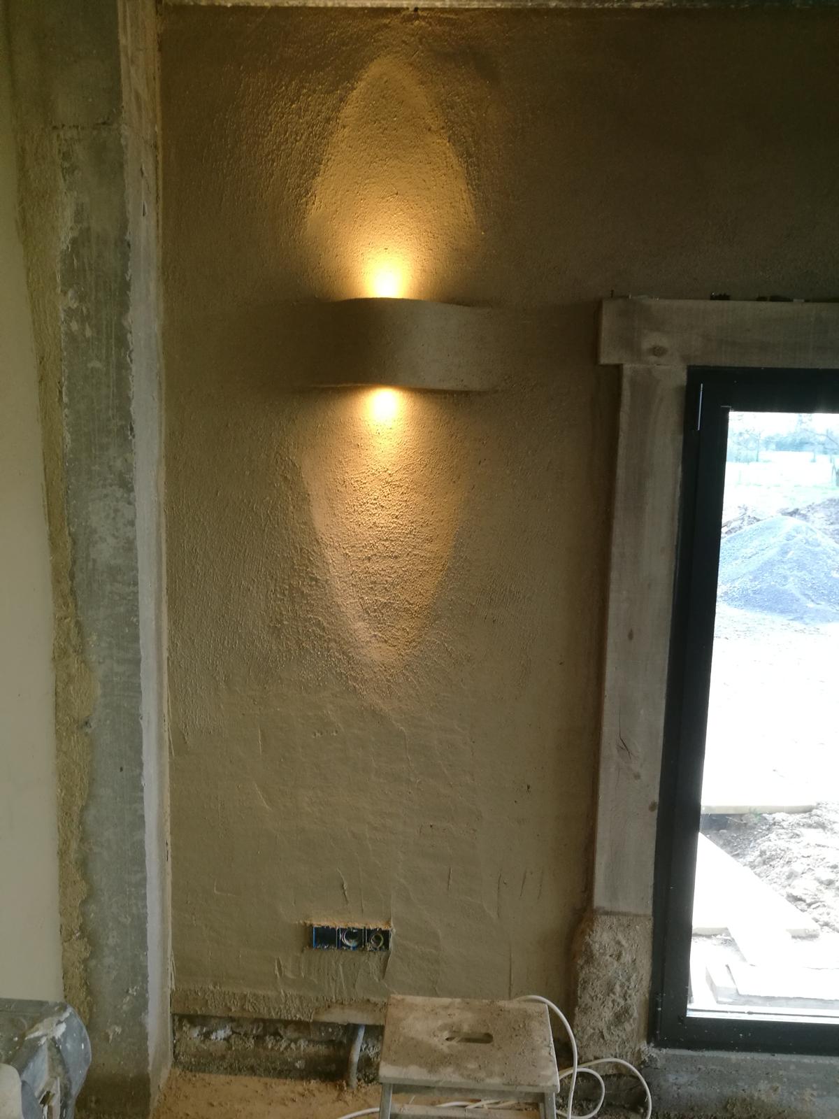 Applique murale luminaire intégré dans enduit terre naturel, chantier en cours Ille-et-Vilaine, Bretagne — Art-Mur Design